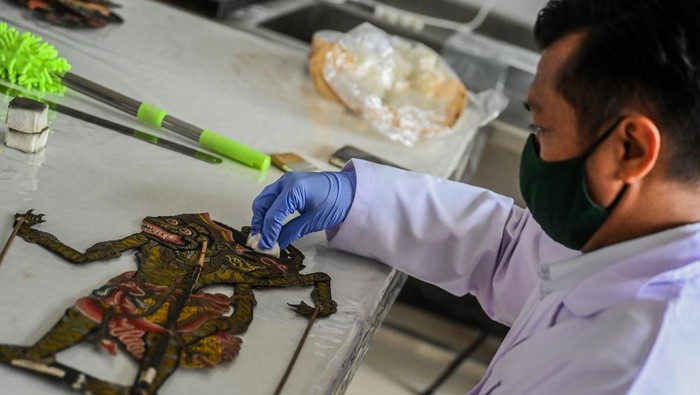 Melihat Perawatan Koleksi Museum Wayang dan Tekstil Petugas Pusat Konservasi Cagar Budaya (PKCB) DKI Jakarta melakukan perawatan pada koleksi Museum Wayang di Jakarta, Selasa (5/3/2024). Perawatan terhadap sejumlah barang yang termasuk dalam kategori objek diduga cagar budaya (ODCB) tersebut bertujuan untuk tetap menjaga keutuhan serta menghindari terjadinya kerusakan karena usia benda. ANTARA FOTO/ Rivan Awal Lingga/Spt.