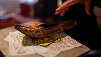 Setelah itu, sang penyihir akan menempatkan patung kertas di atas batu bata dan meminta orang tersebut untuk memukulnya dengan sandal tua yang sudah ia berikan.  