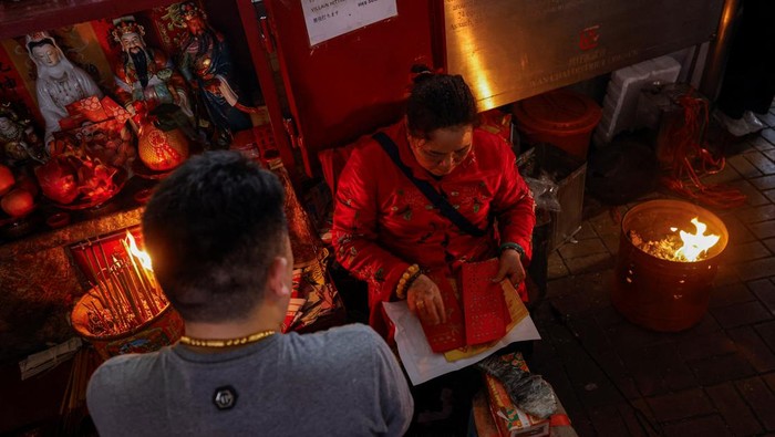 Mengenal Da Siu Yan, Praktik Ilmu Hitam di Kolong Jembatan Hong Kong People participate in a