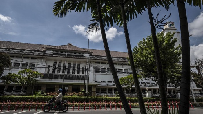 Sepeda motor melintas di depan Gedung Perwira, kompleks Kantor Pusat lama PT Pertamina, Jakarta, Rabu (6/3/2024). Berdasarkan keputusan Gubernur DKI Jakarta Nomor 475 Tahun 1993, Gedung Perwira di kompleks tersebut merupakan bangunan cagar budaya. ANTARA FOTO/Aprillio Akbar/wpa.