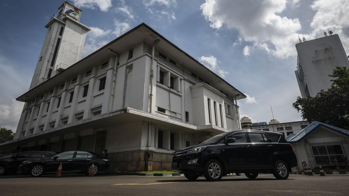 Sepeda motor melintas di depan Gedung Perwira, kompleks Kantor Pusat lama PT Pertamina, Jakarta, Rabu (6/3/2024). Berdasarkan keputusan Gubernur DKI Jakarta Nomor 475 Tahun 1993, Gedung Perwira di kompleks tersebut merupakan bangunan cagar budaya. ANTARA FOTO/Aprillio Akbar/wpa.