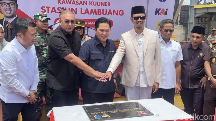Menteri Negara BUMN Erick Tohir hingga anggota Komisi VI DPR-RI Andre Rosiade meresmikan kawasan kuliner di Kota Bukittinggi, Sumatera Barat.