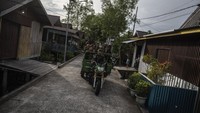 Lagu Garuda Pancasila kompak dinyanyikan anak-anak Suku Asmat sepanjang Jalan Yos Sudarso menuju Jalan Pemda untuk mengikuti kegiatan belajar mengajar di Rumah Baca dan Taman Bermain Simbisa, Distrik Agats, Kabupaten Asmat, Papua Selatan.