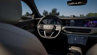 Geser ke bagian kabin, terdapat headunit besar dengan layar sentuh 29 inci dan layar sentuh tambahan 8 inci di penumpang depan. Kemudian di depan driver ada instrument cluster berukuran 12,3 inci. Foto: Dok. Togg