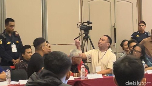 Momen ketegangan antara saksi Partai Gerindra dengan saksi Partai Golkar dalam rapat pleno rekapitulasi suara tingkat Provinsi NTB di Mataram pada Rabu (6/3/2024).