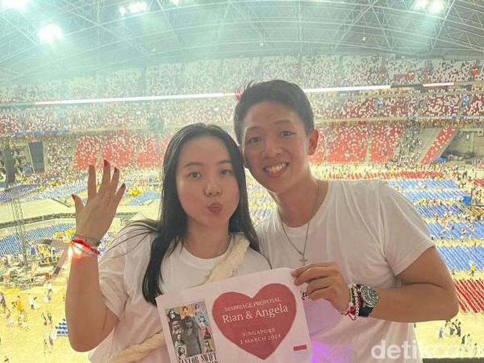 Momen ketika Rian melamar Angela mendadak viral di media sosial.