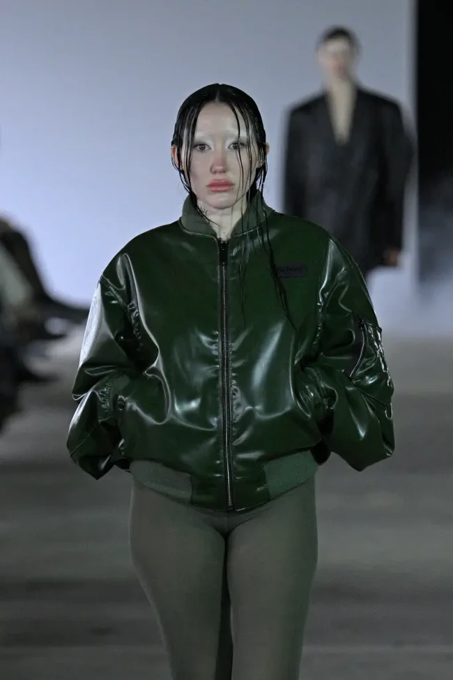 Noah Cyrus, adik Miley Cyrus ini memamerkan alis pirangnya selama Paris Fashion Week 2024. Penampilannya yang high-fashion dan avant-garde membuktikan bahwa alis bleaching dapat menjadi bagian dari gaya runway yang mencuri perhatian. Foto: dok. Getty Images