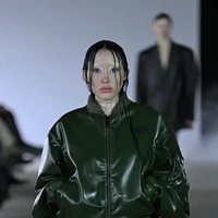 Noah Cyrus, adik Miley Cyrus ini memamerkan alis pirangnya selama Paris Fashion Week 2024. Penampilannya yang high-fashion dan avant-garde membuktikan bahwa alis bleaching dapat menjadi bagian dari gaya runway yang mencuri perhatian. Foto: dok. Getty Images