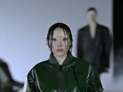 Noah Cyrus Catwalk di Paris Fashion Week di Tengah Drama Ibu Rebut Kekasihnya