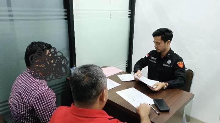 Oknum lurah dan warga sipil menjadi tersangka korupsi karena menjual tanah negara.