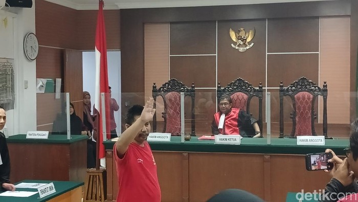 Orator aksi bela Rempang Iswandi divonis 6 bulan penjara di PN Batam. (Alamudin Hamapu/detikSumut)