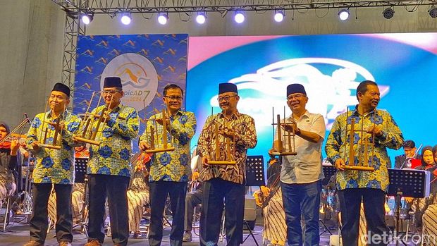 Para pelajar Muhammadiyah dari berbagai daerah saat berbaris setelah melakukan defile.