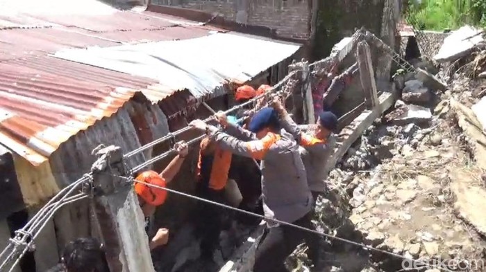 Tembok pembatas SMP Negeri 3 Parepare, Sulawesi Selatan (Sulsel), roboh dan menimpa dua rumah warga.