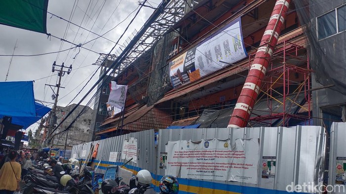 Pasar 16 Ilir Kota Palembang sedang direvitalisasi.