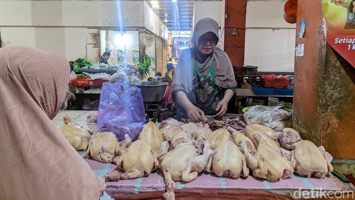 Pedagang daging ayam di Pasar Bintoro Kabupaten Demak, Rabu (6/3/2024).