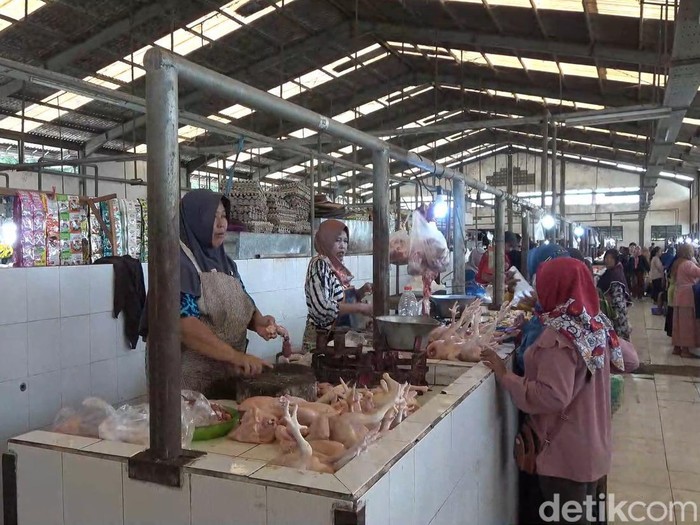 Pedagang daging ayam di Pasar Sukomulyo Lamongan