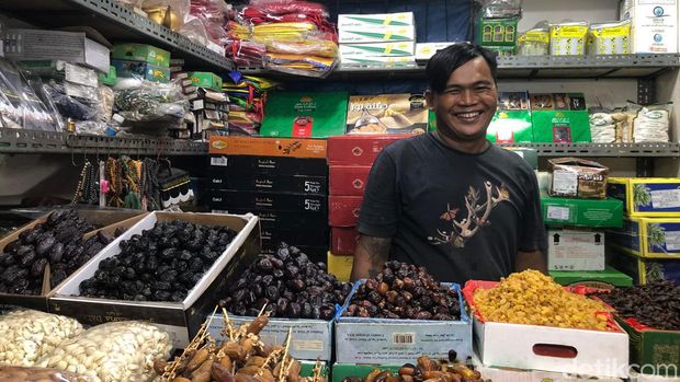 Pedagang kurma di Pasar Jatinegara, Jacob (27) (Rifka Amalia/detikcom).