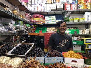 Sepi Pembeli Jelang Puasa, Begini Curhat Pedagang Kurma di Jatinegara