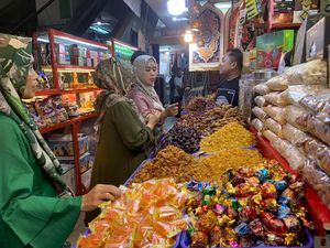 Jelang Ramadan, Pedagang Kurma di Tanah Abang Mulai Kebanjiran Pembeli