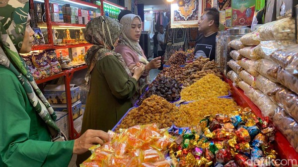 Pedagang Kurma di Tanah Abang Banjir Cuan Jelang Ramadan