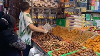 Kurma yang dibeli pun tidak semata-mata untuk dikonsumsi pribadi, ada juga yang membeli kurma dalam jumlah banyak untuk dijual lagi. Ada pula yang membelinya untuk buah tangan acara pengajian. 