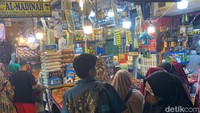Pedagang kurma lainnya bernama Wahyu, mengaku sudah mulai banyak permintaan untuk Ramadan ini. Pembeli yang datang ke tokonya disebut sampai melonjak dua kali lipat. 