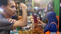 Boleh boleh boleh, kurmanya. Cobain dulu, sahut antar pedagang kurma di Pasar Tanah Abang, Jakarta Pusat, Rabu (6/3/2024).
