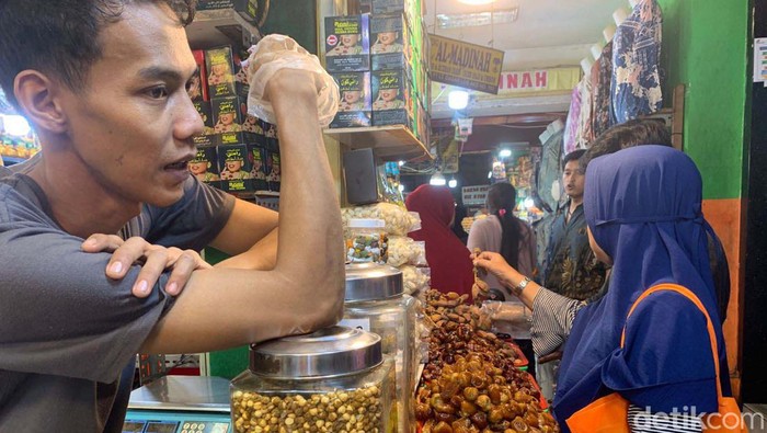 Pedagang Kurma di Tanah Abang Banjir Cuan Jelang Ramadan Pusat oleh-oleh haji di Pasar Tanah Abang mulai ramai pembeli menjelang bulan Ramadan. Toko yang umumnya menjual kurma itu hampir semuanya dikunjungi pembeli.