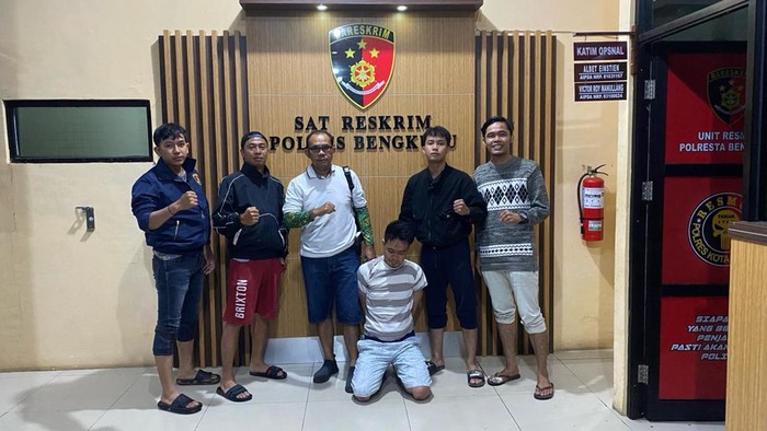 Pelaku A warga Kota Bengkulu saat diringkus polisi usai sebar foto dan video bugil mantan pacar.