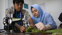 Pelatihan menjahit yang diikuti oleh anak penyandang disabilitas bersama orang tuanya tersebut dilakukan untuk meningkatkan keterampilan dan mengasah motorik.