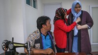 Bahan jahitan yang dipakai pun memanfaatkan kain bekas untuk dijadikan pakaian layak pakai. 