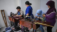 Seorang instruktur penyandang tuna daksa (kiri) mengajarkan cara menjahit kepada sejumlah anak penyandang disabilitas di Gedung ABK UMKM, Tangerang Selatan, Banten, Rabu (6/3/2024).