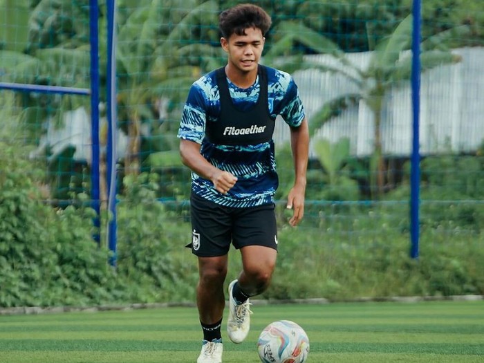 Pemain muda PSIS Semarang, Debby Liana dalam sesi latihan.