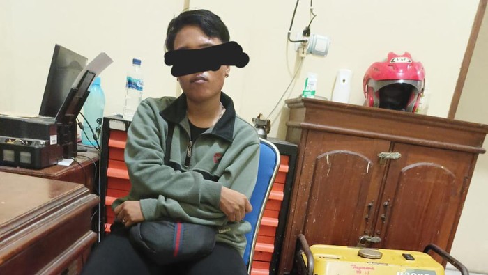 Nur Fadilah peracun Azis, pekerja bengkel di Lamongan