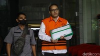 Seperti diketahui, Puji Triasmoro yang saat itu menjabat Kajari Bondowoso dan Kepala Seksi Tindak Pidana Khusus Kejaksaan Negeri Bondowoso, Alexander Kristian Diliyanto, terjaring operasi tangkap tangan pada Rabu (15/11/2023).
