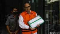 Keduanya diduga menerima duit ratusan juta rupiah dari pihak beperkara agar kasusnya disetop.