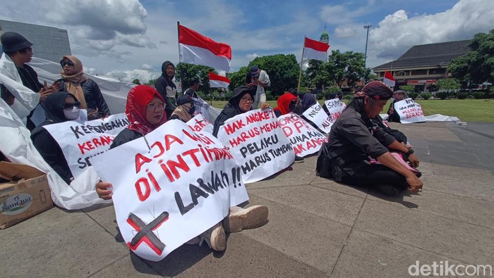 Aliansi Rakyat Menggugat Kabupaten Banyumas menggelar aksi tapa pepe menolak hasil pemilu di Alun-alun Purwokerto, Rabu (6/3/2024).