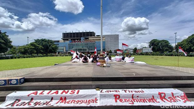 Aliansi Rakyat Menggugat Kabupaten Banyumas menggelar aksi 'tapa pepe' menolak hasil pemilu di Alun-alun Purwokerto, Rabu (6/3/2024).