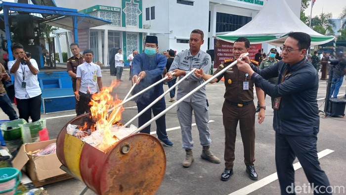 Pemusnahan barang bukti narkoba oleh Kejari Batam. (Alamudin Hamapu/detikSumut)