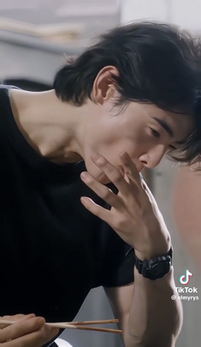 Berperan sebagai kuli bangunan, Cha Eun Woo tampil memakai kaos hitam dan helm proyek. Adegannya makan jjangmyeon bahkan viral karena dinilai begitu memesona. Foto: dok. TikTok @elmyrys, dok. MBC