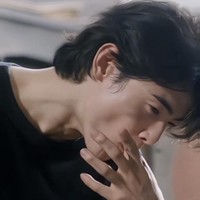 Berperan sebagai kuli bangunan, Cha Eun Woo tampil memakai kaos hitam dan helm proyek. Adegannya makan jjangmyeon bahkan viral karena dinilai begitu memesona. Foto: dok. TikTok @elmyrys, dok. MBC