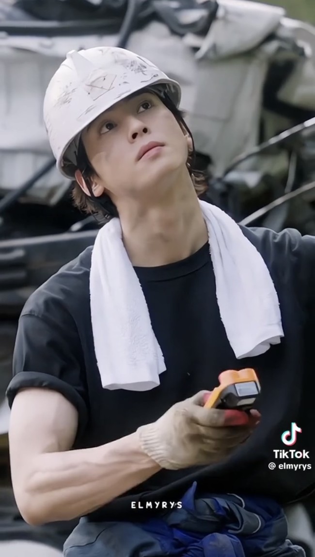 Adegan Cha Eun Woo sebagai kuli bangunan kini viral di media sosial. Netizen mulai melirik ketampanan Cha Eun Woo, yang dinilai lebih macho setelah membintangi drama Korea Wonderful World. Foto: dok. TikTok @elmyrys, dok. MBC