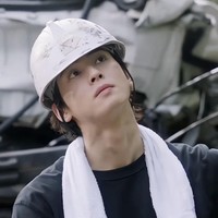 Adegan Cha Eun Woo sebagai kuli bangunan kini viral di media sosial. Netizen mulai melirik ketampanan Cha Eun Woo, yang dinilai lebih macho setelah membintangi drama Korea Wonderful World. Foto: dok. TikTok @elmyrys, dok. MBC