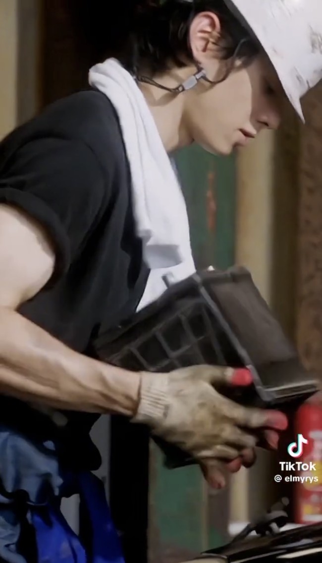 “dulu egk perna bisa naksir cha eunwoo seganteng apapun dia, pas jd kuli ternyata HOT,” “cha eunwoo please goreng kerupuk,” “karena imagenya selalu flower boy jadi agak meehh, tapi ternyata dia bisa perkasa seperti kuli jawa,” “tukang kuli terganteng sepanjang masa,” tulis sejumlah netizen. Foto: dok. TikTok @elmyrys, dok. MBC