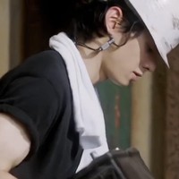 “dulu egk perna bisa naksir cha eunwoo seganteng apapun dia, pas jd kuli ternyata HOT,” “cha eunwoo please goreng kerupuk,” “karena imagenya selalu flower boy jadi agak meehh, tapi ternyata dia bisa perkasa seperti kuli jawa,” “tukang kuli terganteng sepanjang masa,” tulis sejumlah netizen. Foto: dok. TikTok @elmyrys, dok. MBC