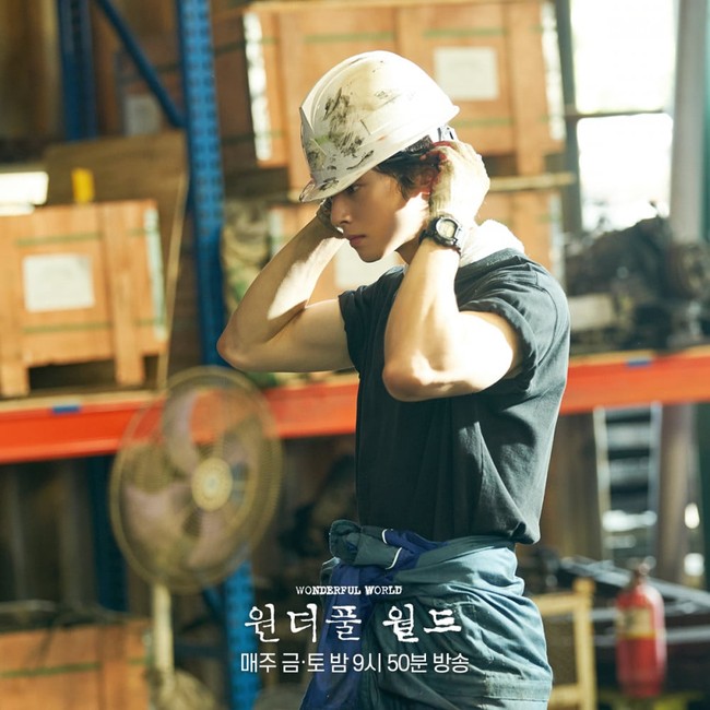 Aktor Korea Cha Eun Woo viral menjadi sorotan dengan penampilannya sebagai kuli bangunan di drama Korea Wonderful World. Foto: dok. TikTok @elmyrys, dok. MBC