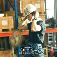 Aktor Korea Cha Eun Woo viral menjadi sorotan dengan penampilannya sebagai kuli bangunan di drama Korea Wonderful World. Foto: dok. TikTok @elmyrys, dok. MBC