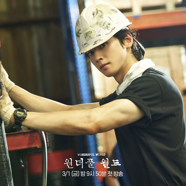 Drama Korea Wonderful World tayang sejak Jumat (1/3/2024) di Disney+ Hotstar. Cha Eun Woo berperan sebagai Kwon Sun Yool, seorang pria yang menjadi kuli bangunan setelah putus sekolah kedokteran. Yang menarik, dia menjalani kehidupan ganda sebagai antek-antek pejabat. Foto: dok. TikTok @elmyrys, dok. MBC