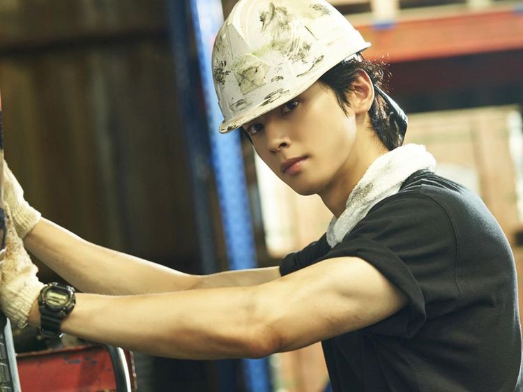 8 Foto Cha Eun Woo Viral Jadi Kuli Bangunan, Tampil Macho Bikin Terpana