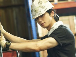 8 Foto Cha Eun Woo Viral Jadi Kuli Bangunan, Tampil Macho Bikin Terpana